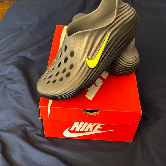 Nike Men’s Black Foam Clog with Neon Green Swoosh - Picture 5 of 6